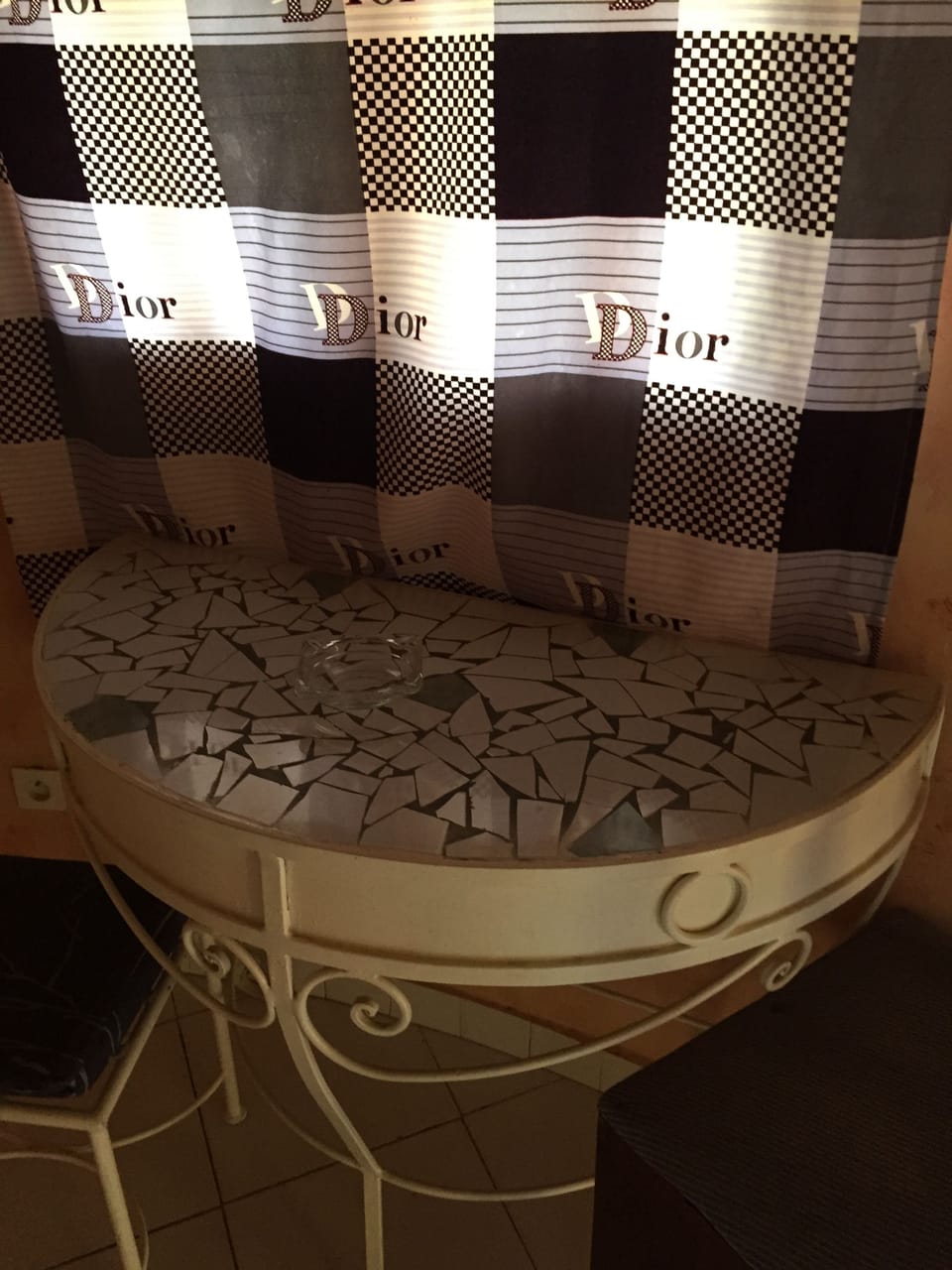 Premium bedding, desk, blackout drapes, cribs (free)