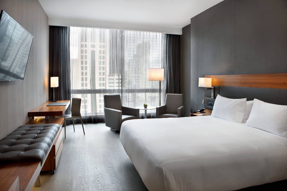 Room, 1 King Bed | Premium bedding, minibar, in-room safe, desk