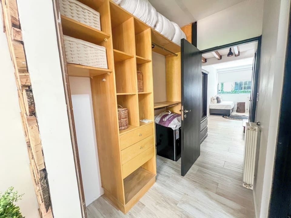 [Master Bedroom] Walk in closet