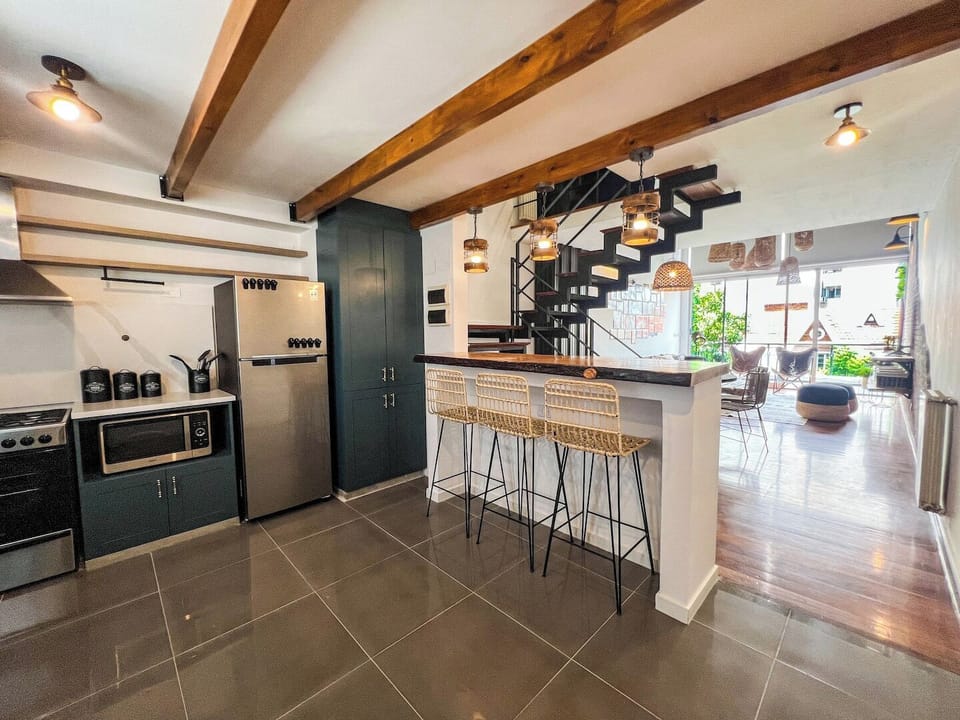 [Kitchen] Counter sits 3