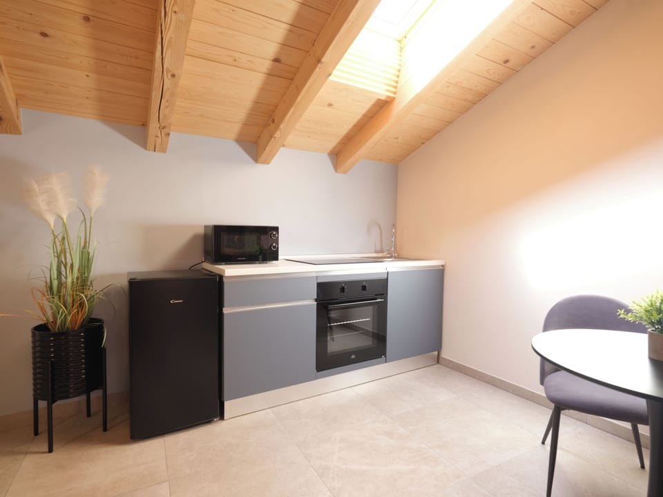 Junior Room | Desk, laptop workspace, free WiFi