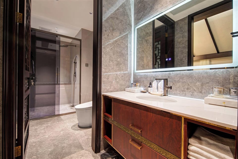 Executive Suite, Garden View | Bathroom | Free toiletries, hair dryer, bathrobes, slippers