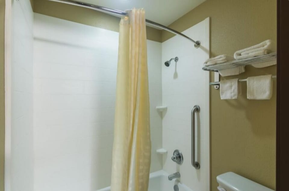 Combined shower/tub, towels