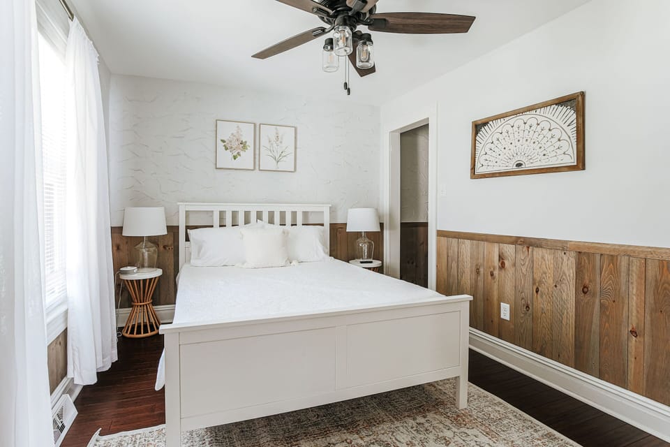 Queen bedroom with fresh linens 🛏️