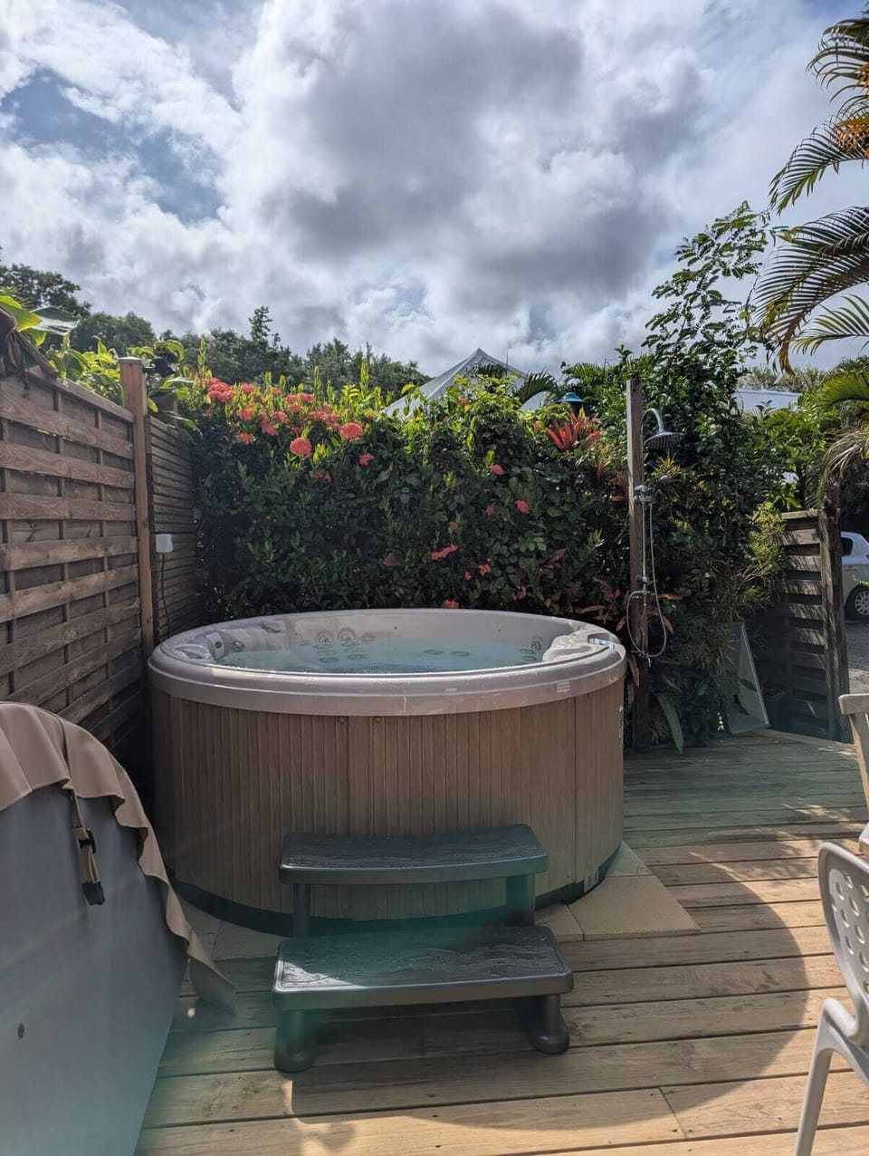 Outdoor spa tub