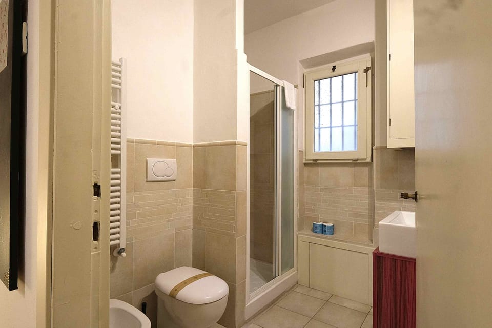 Comfort Apartment, City View | Bathroom | Shower, rainfall showerhead, bidet, towels