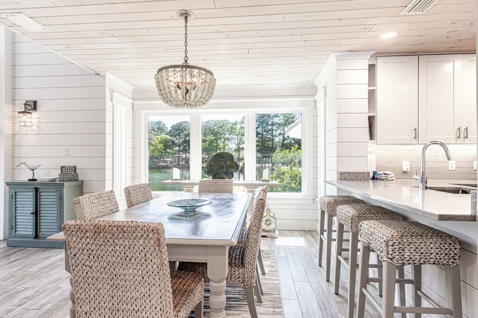 Dining Area and Breakfast Bar