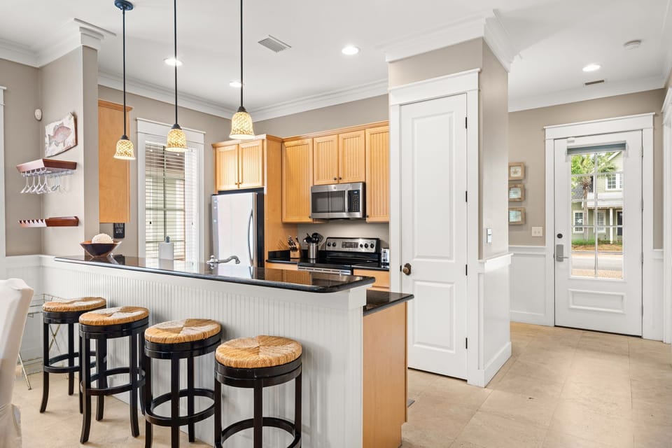 Kitchen and Breakfast Bar