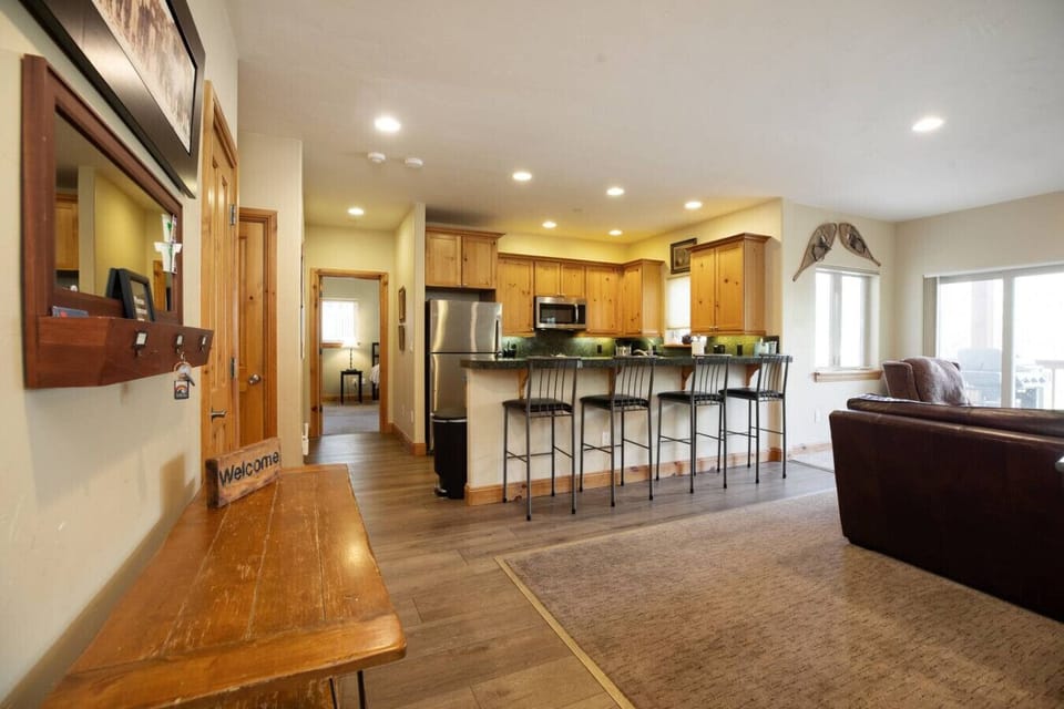 Spacious entryway with plenty of space to host family and friends!