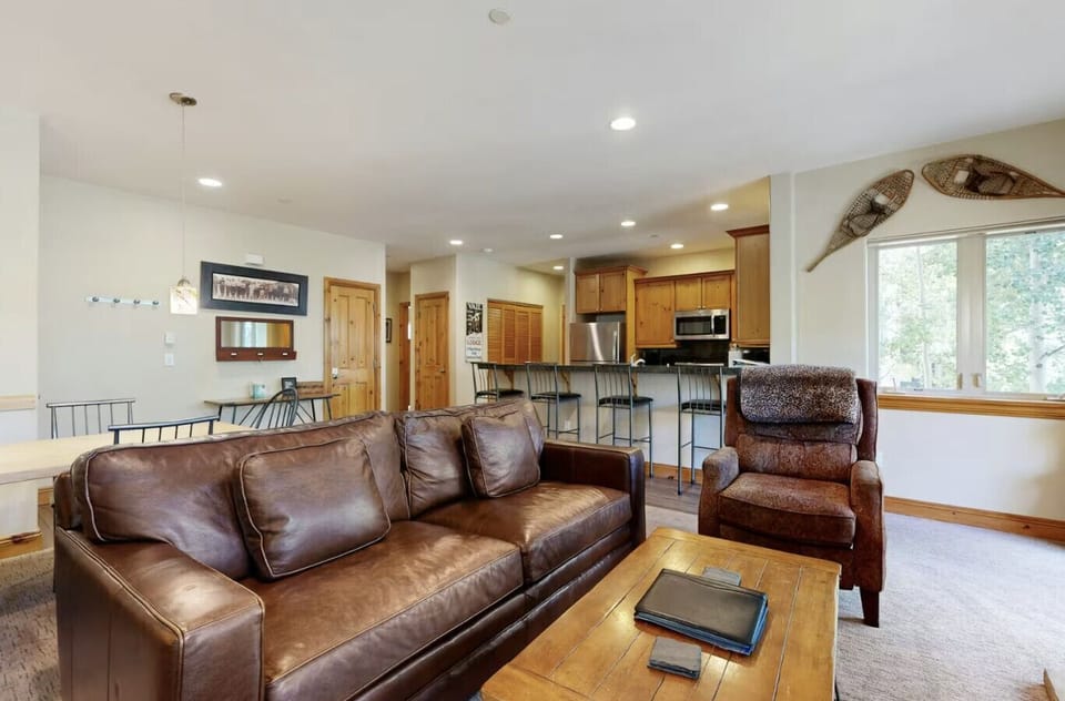 Spacious mountain decor inspired living area with plenty of space for relaxing and entertaining!