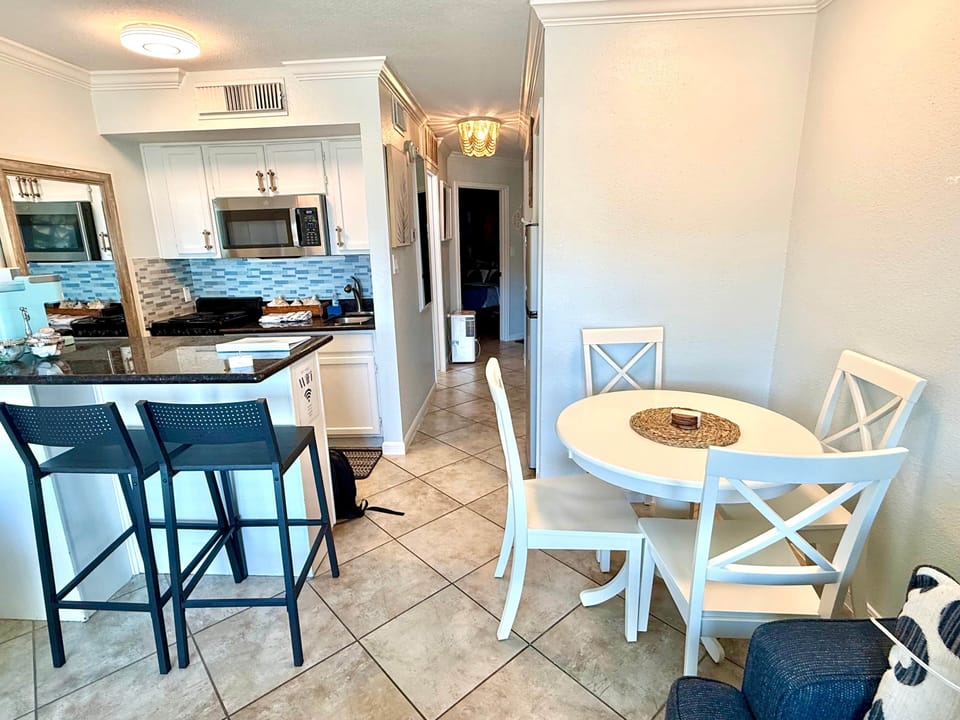 May ‘26 - brand new dinette set and counter stools