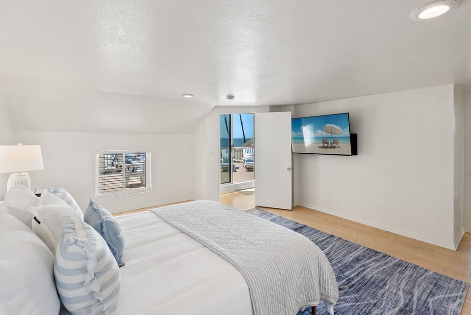 Oceanside best beach rental, best Oceanfront vacation rental Oceanside, Ocean view beach house, Across from the beach, Steps from the sand, Walk to Oceanside Pier, Walk to restaurants, Walk to coffee shops, Family-friendly vacation rental, Sleeps 10, 4 be
