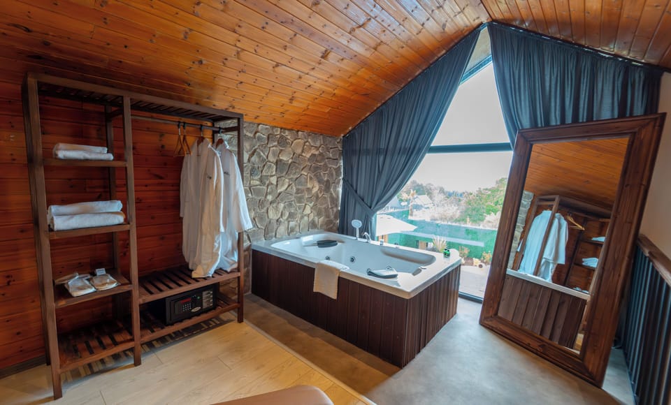 Comfort Bungalow, Lake View | Bathroom | Shower, free toiletries, hair dryer, slippers