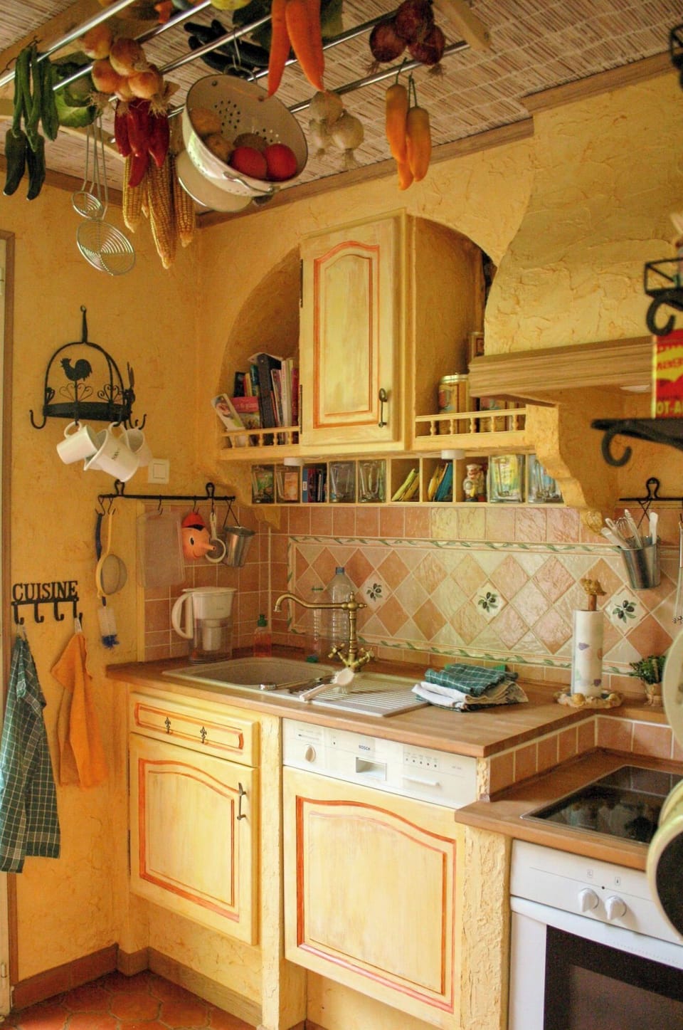 Full-size fridge, oven, stovetop, dishwasher