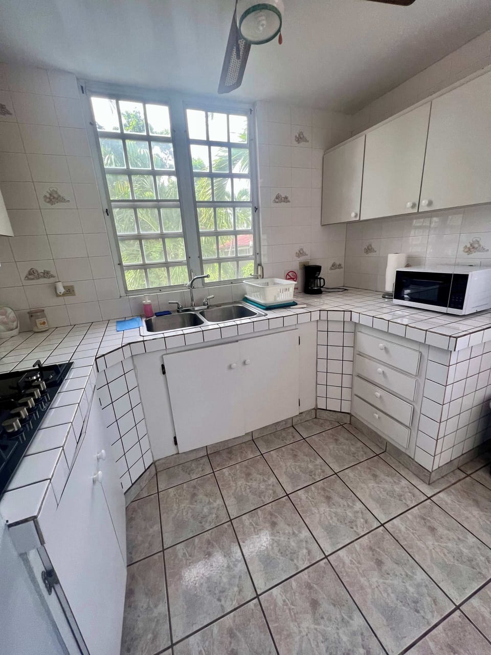 Well-equipped kitchen with oven, microwave, refrigerator and cooking basics