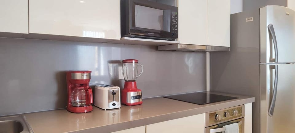 Full kitchen, stove (only 3 burners), refrigerator, microwave, coffee maker, toaster, blender. Dishes to prepare and eat a meal