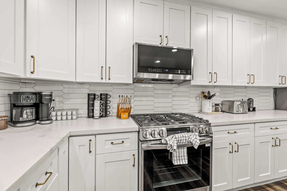 Cook Your Favorites in This Bright Modern Kitchen