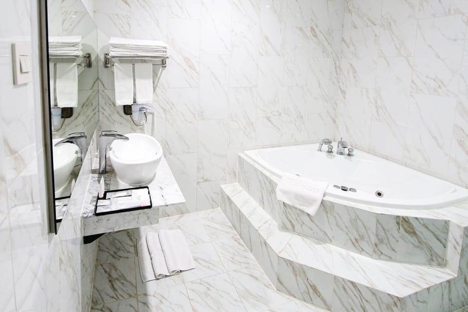 Executive Suite | Bathroom | Shower, free toiletries, slippers, bidet