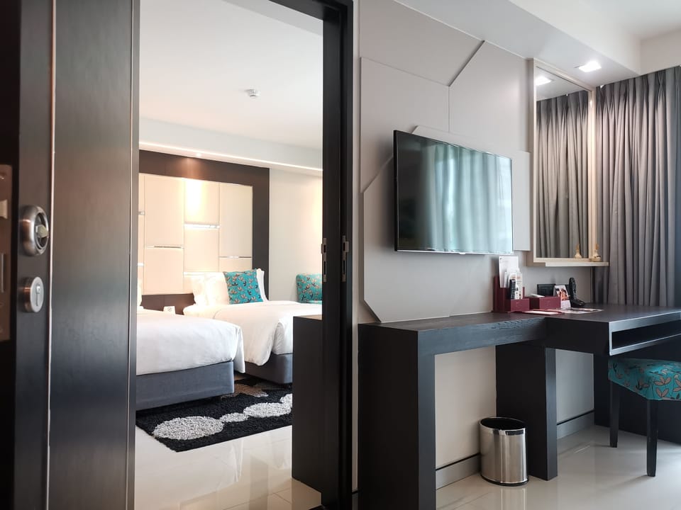 Two Bedroom Connecting | Minibar, in-room safe, desk, soundproofing