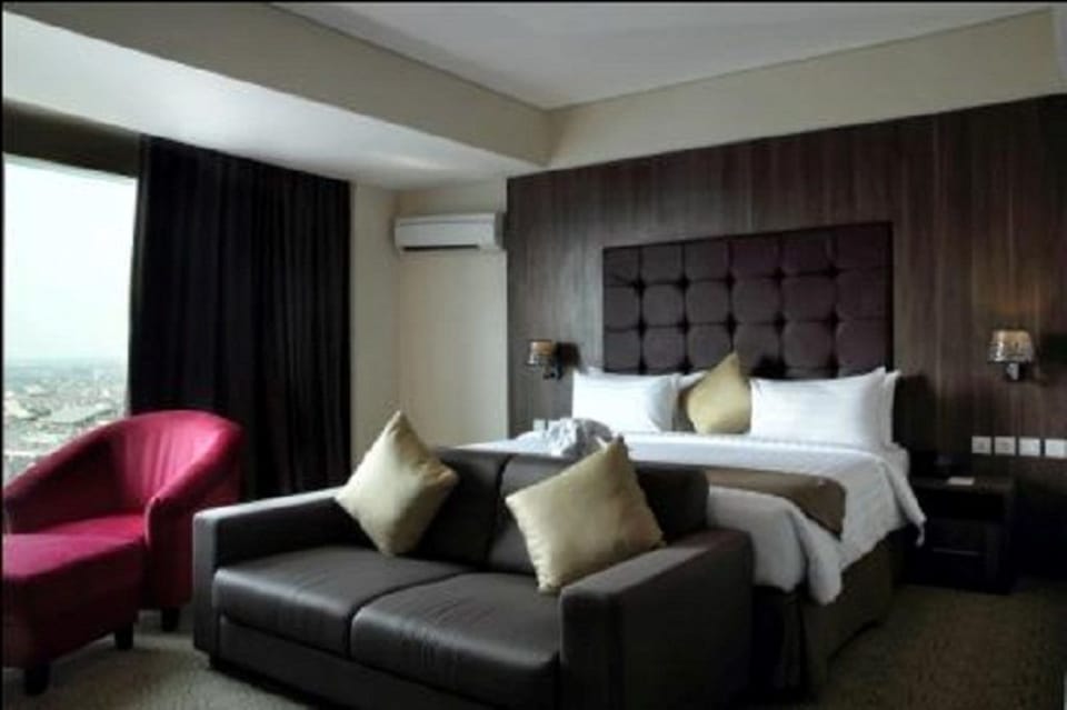 In-room safe, desk, WiFi (free), bed sheets