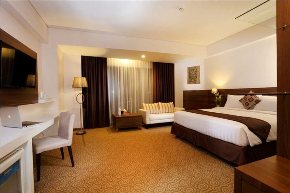 In-room safe, desk, WiFi (free), bed sheets