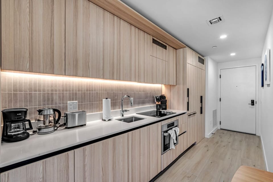 Brand New Downtown Apartment- Pool, Gym and Parking (8783)