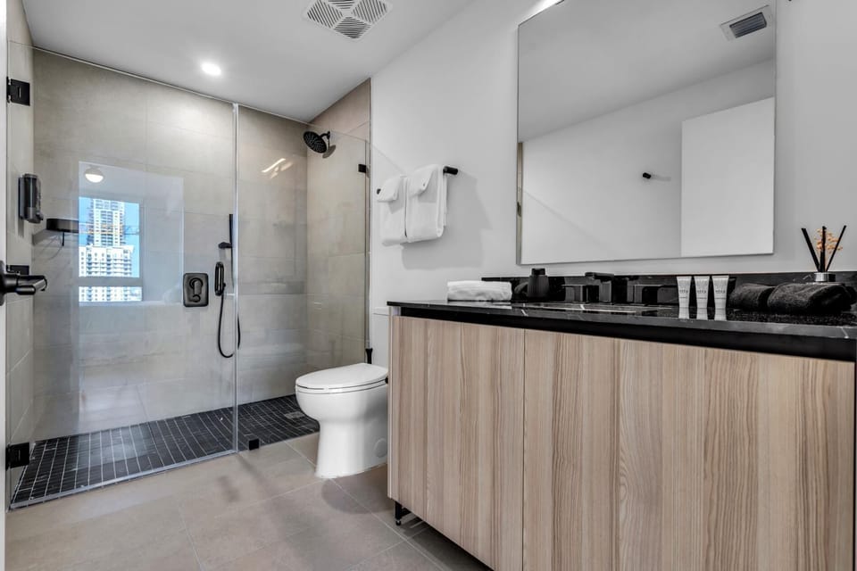 Brand New Downtown Apartment- Pool, Gym and Parking (8765)