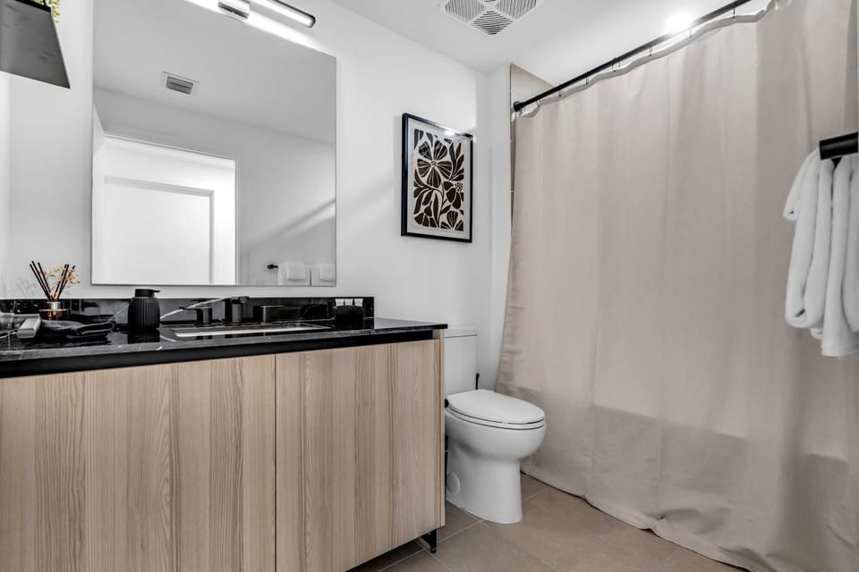 Brand New Downtown Apartment- Pool, Gym and Parking (8934)