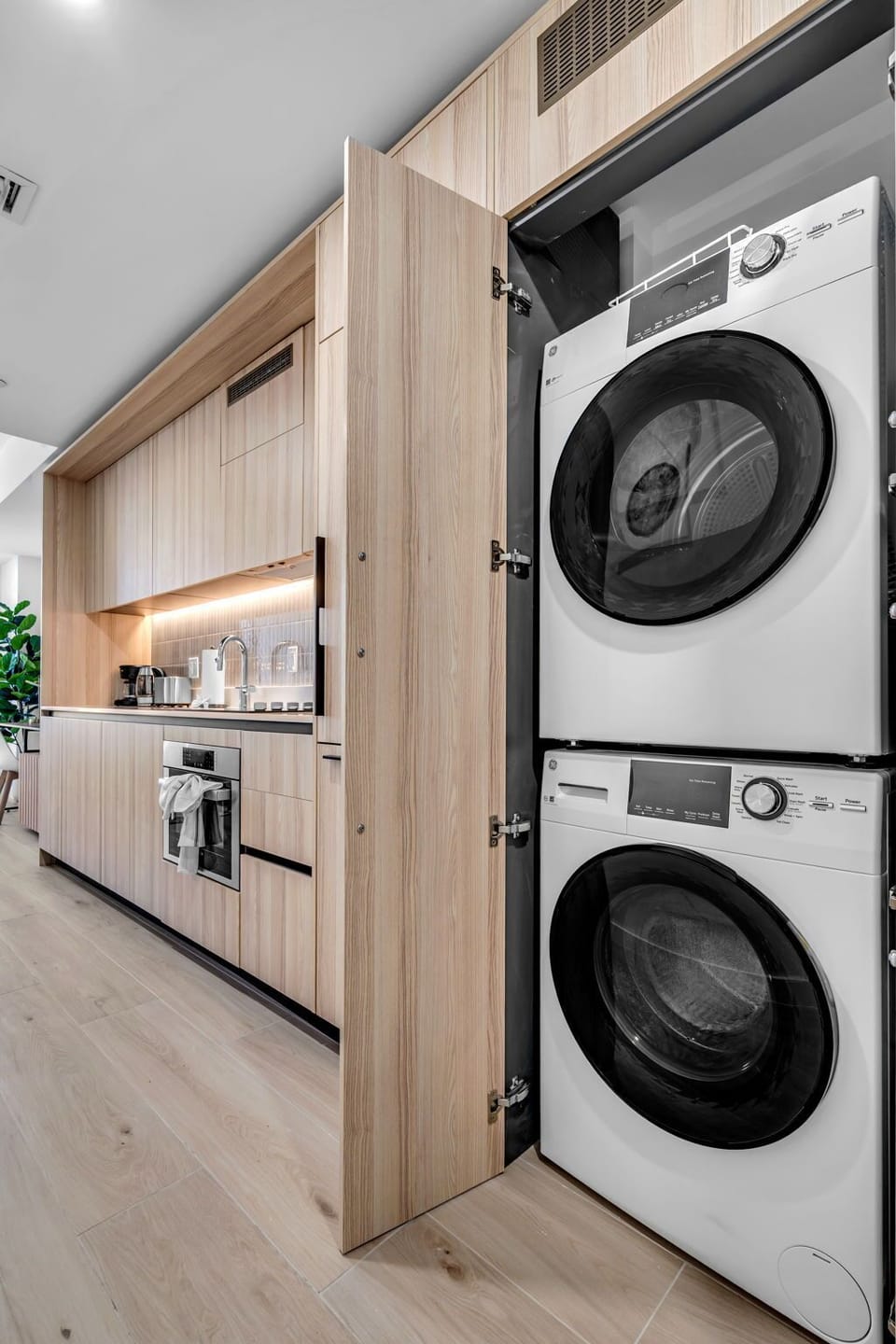 Brand New Downtown Apartment- Pool, Gym and Parking (8775)