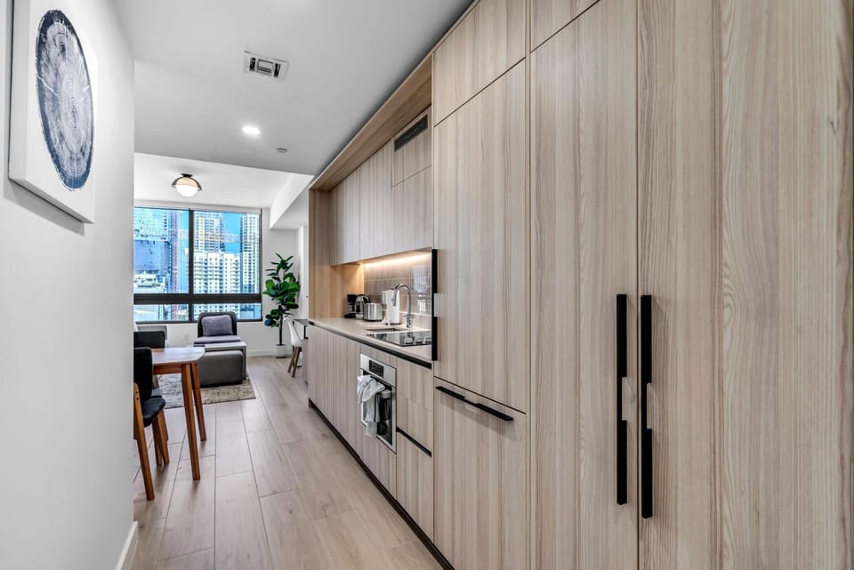 Brand New Downtown Apartment- Pool, Gym and Parking (8786)