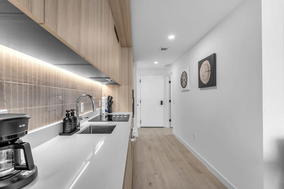 New 35th Floor Downtown+Free Parking (9179)