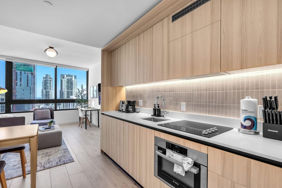 New 35th Floor Downtown+Free Parking (9182)