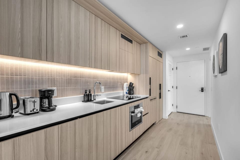 New 35th Floor Downtown+Free Parking (9180)