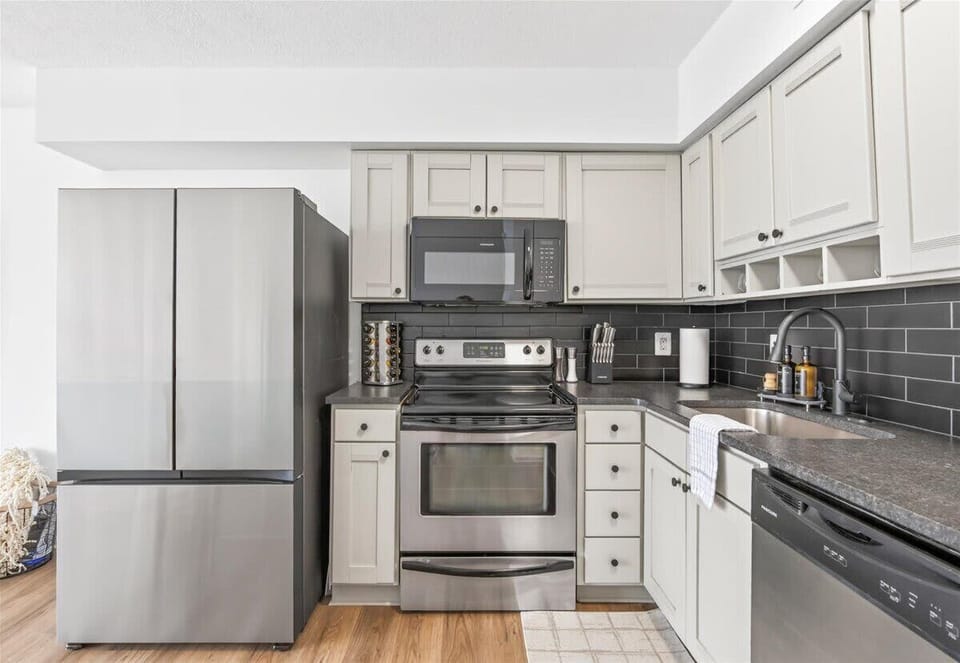 A stylish kitchen with everything you need to cook and feel at home.