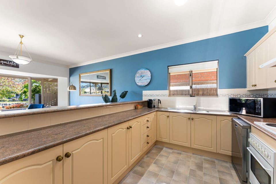 Start your day with a fresh coffee and enjoy a fully equipped kitchen for easy, relaxed cooking.