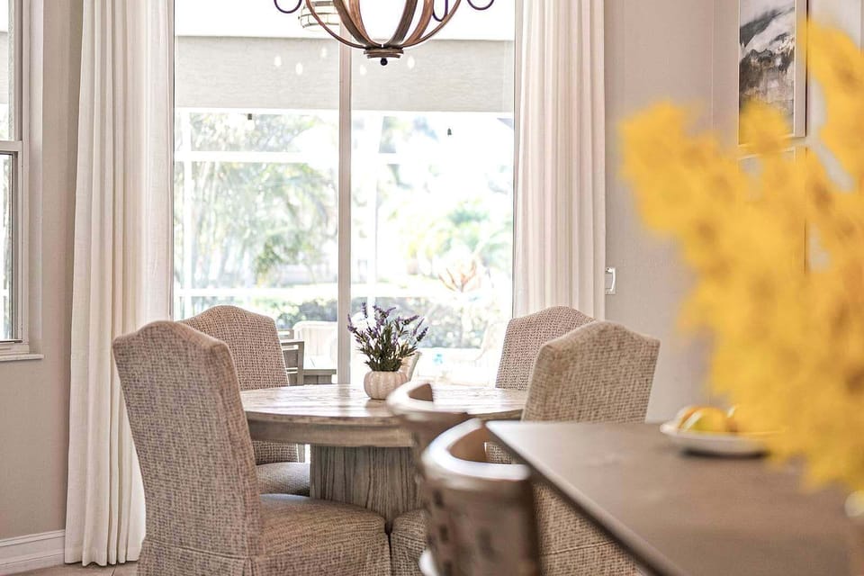Breakfast Nook Space with View of the Lanai
