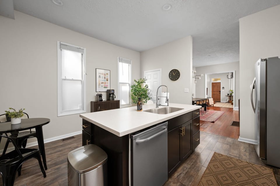 A spacious, fully equipped kitchen makes everything from morning coffee to dinner with the whole crew feel easy.
