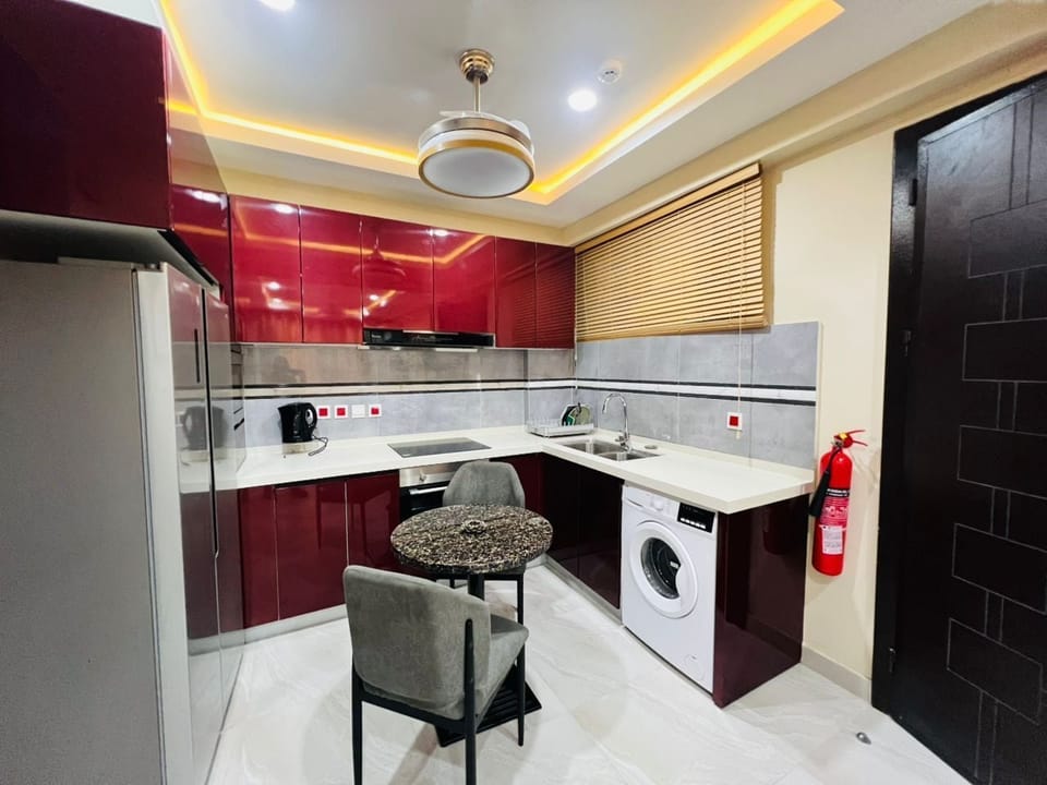 Full-size fridge, microwave, oven, cookware/dishes/utensils
