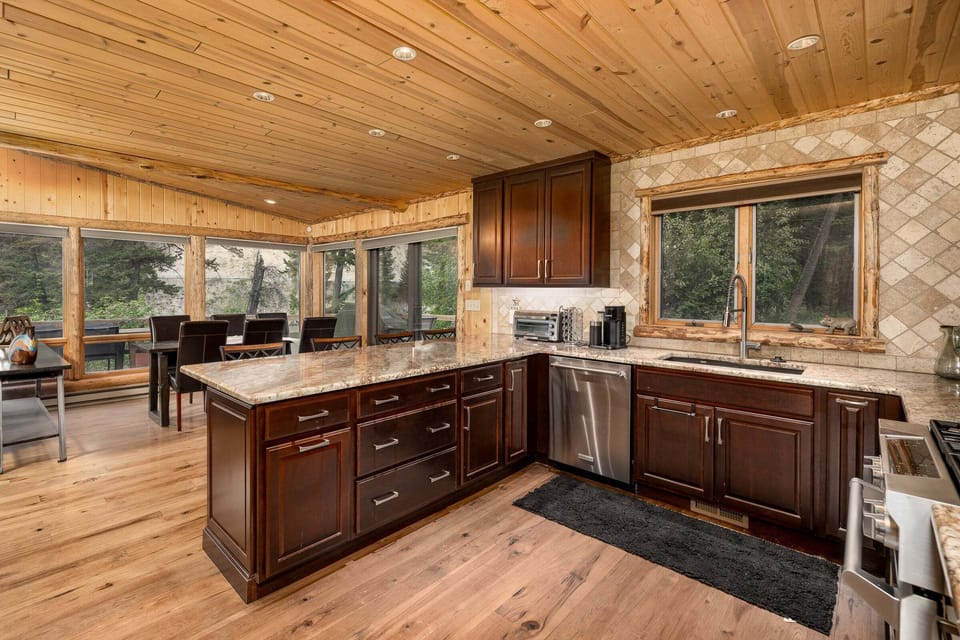 Fully equipped kitchen for all your meals | Main Level