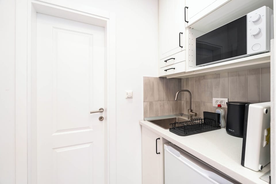 Comfort Studio, City View | Private kitchen | Mini-fridge, microwave, stovetop, cookware/dishes/utensils