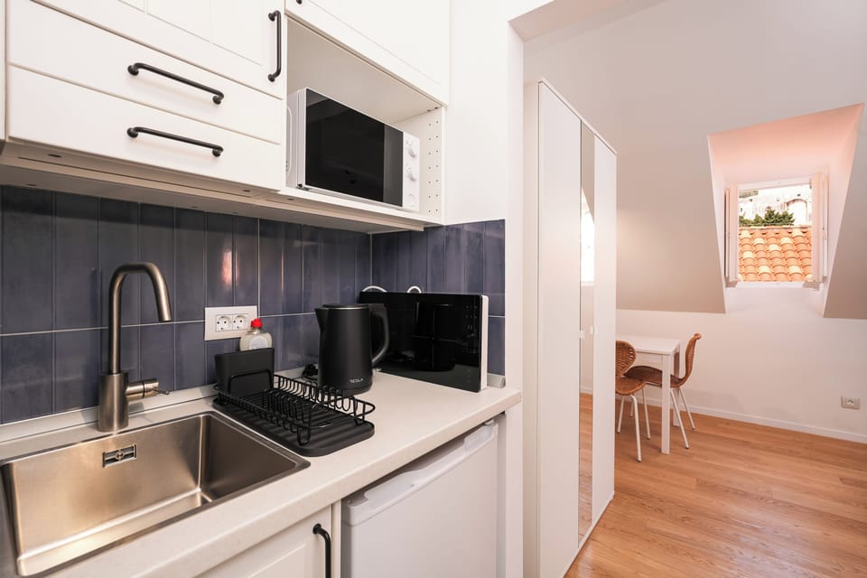 Comfort Studio, City View | Private kitchen | Mini-fridge, microwave, stovetop, cookware/dishes/utensils