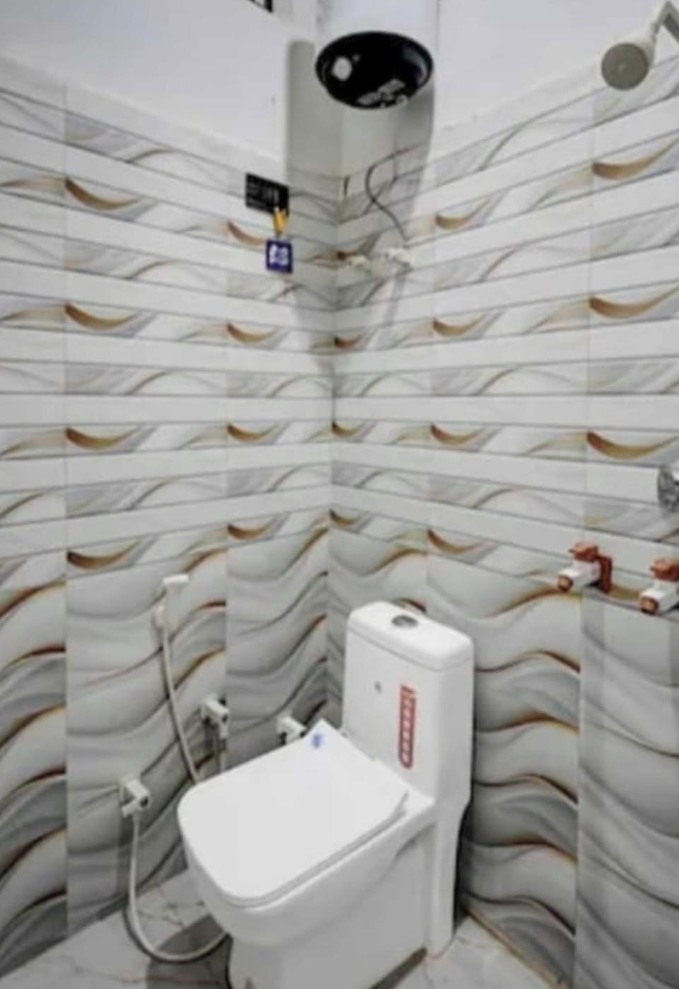 Deluxe Room | Bathroom | Shower, towels, soap, shampoo