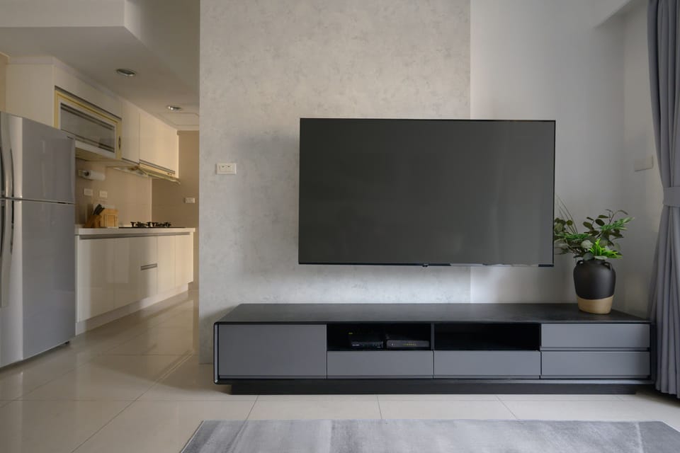 • 65" Smart TV
• Sofa & Coffee Table
• Dining Area & Chairs
• Natural Light