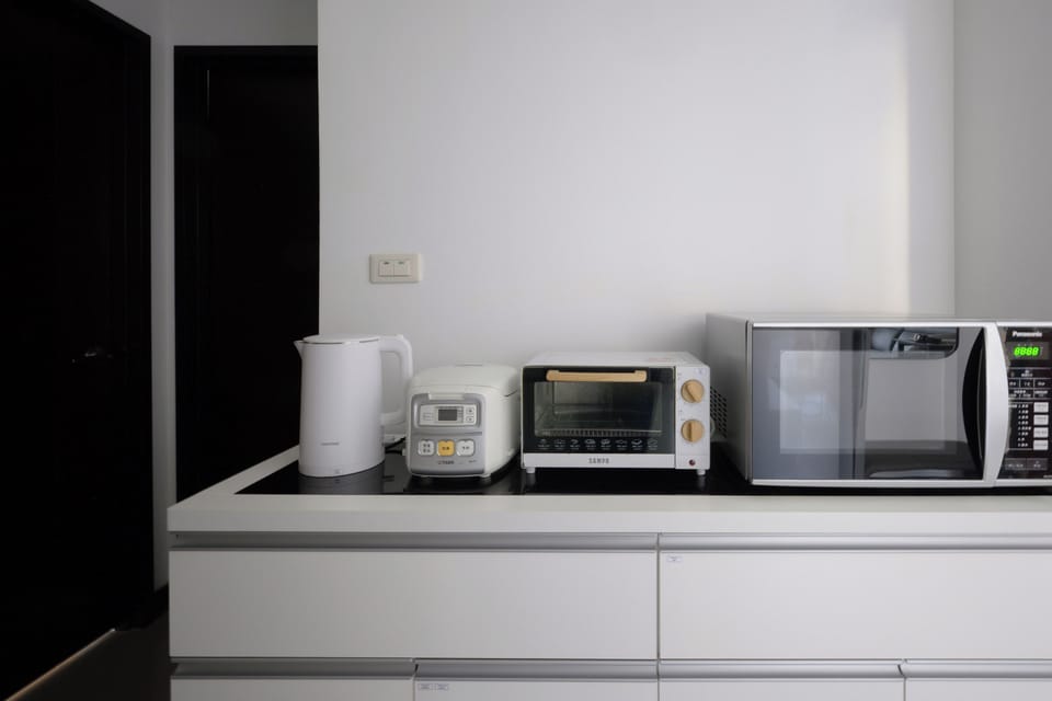 Fully Equipped Kitchen w/ Cooking & Dining Essentials