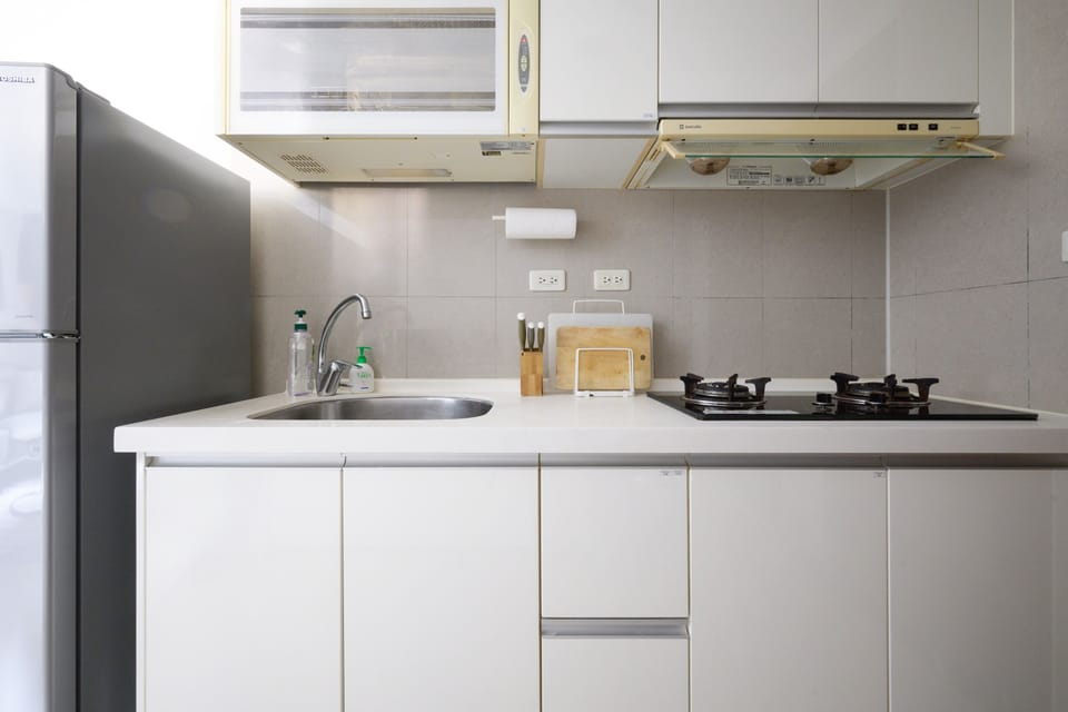 Fully Equipped Kitchen w/ Cooking & Dining Essentials
