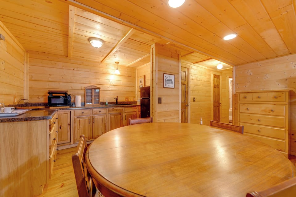 Dining Area & Kitchenette | Lower Level