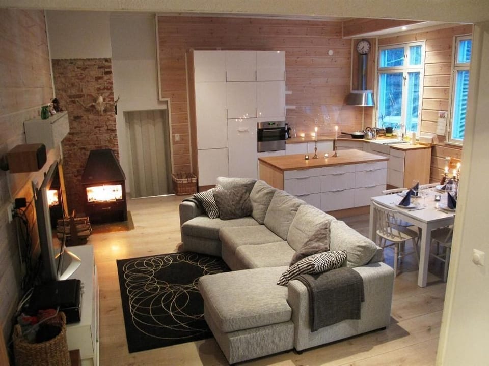 Flat-screen TV, fireplace