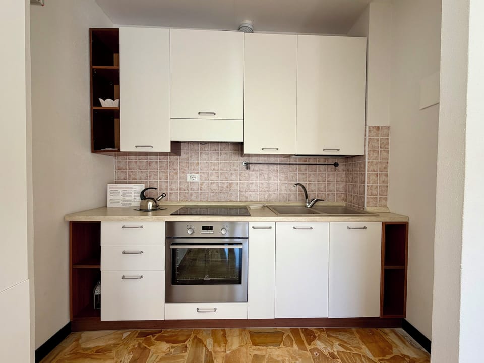 Apartment (1 Bedroom) | Private kitchen | Oven, espresso maker, electric kettle