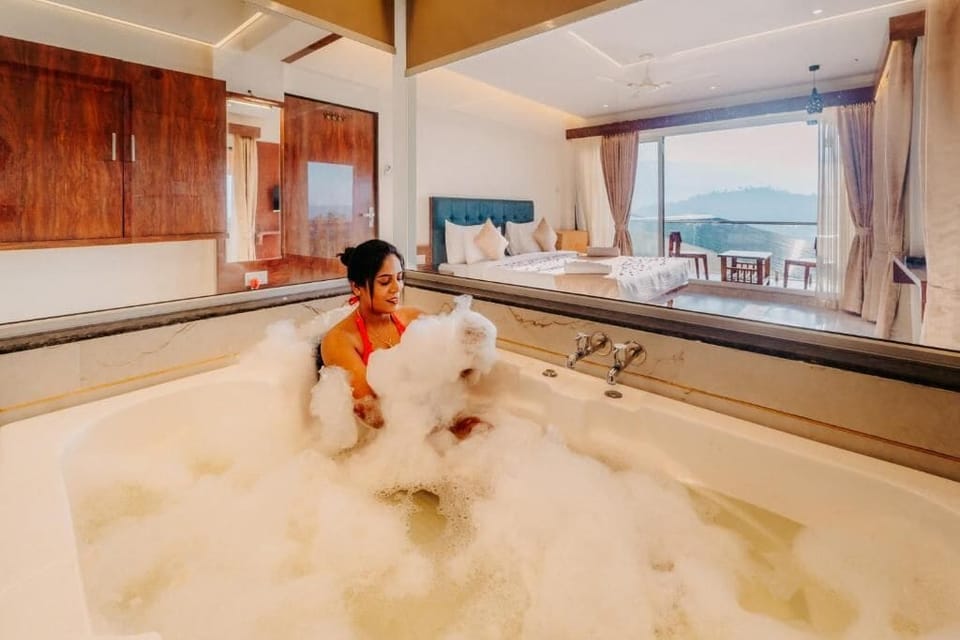 Executive Suite with Jacuzzi Lake View | Soundproofing, iron/ironing board, free WiFi