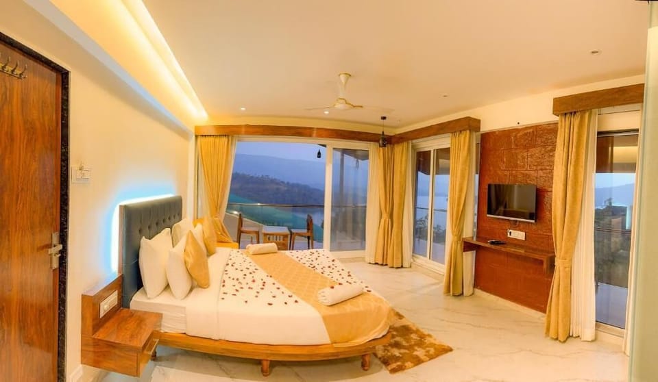 Executive Suite with Jacuzzi Lake View | Soundproofing, iron/ironing board, free WiFi